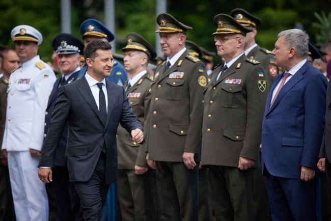 Ми часто зустрічаємося на фронті, - Зеленський вручив дипломи випускникам Національного університету оборони імені І. Черняховського 12