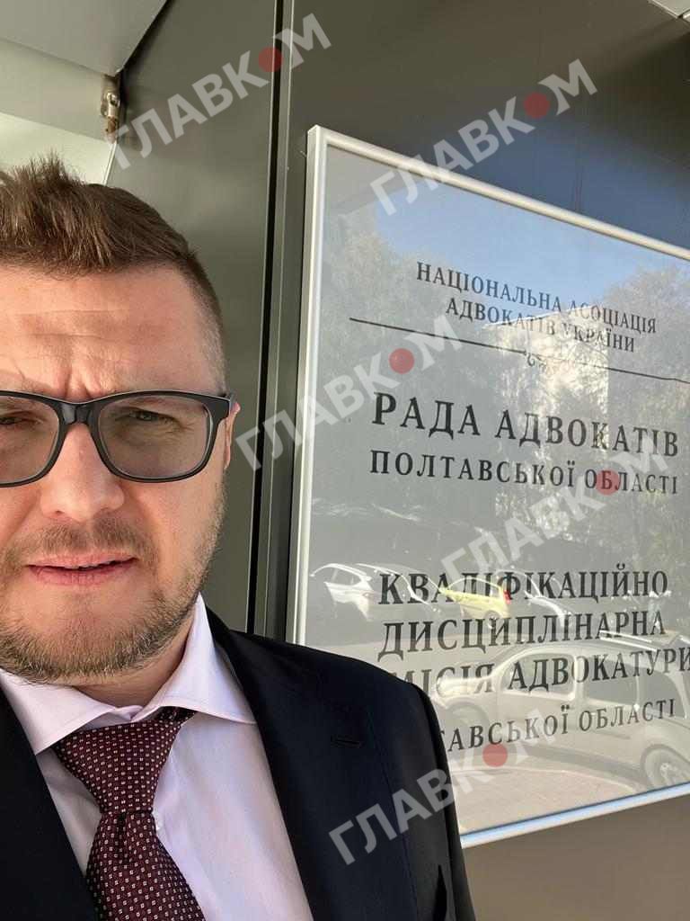 Екскерівник СБУ Баканов показав своє посвідчення адвоката 01