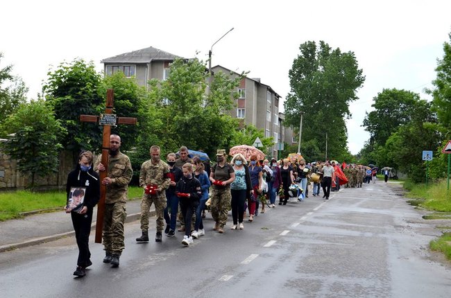 В Івано-Франківській області попрощалися з трагічно загиблою волонтеркою-парамедиком Іриною Шевчишин 14