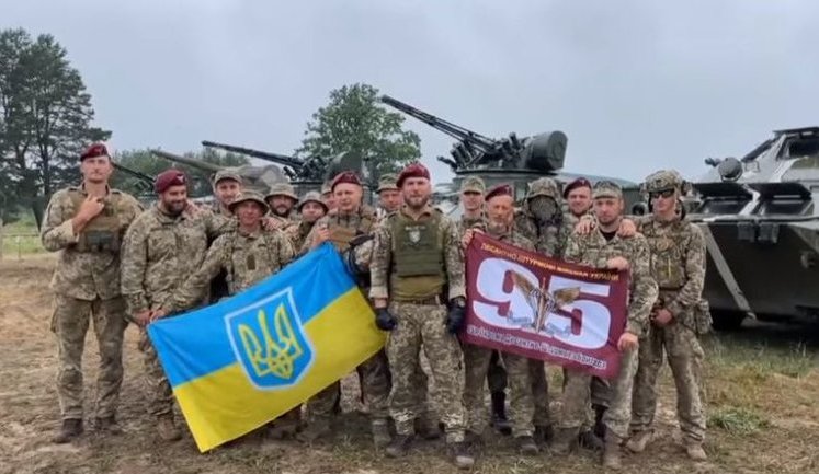 Ви зробите все, щоб захистити честь України, - воїни 95-ї бригади підтримали футболістів збірної. ВIДЕО
