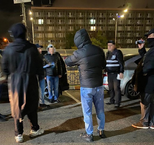Двое сотрудников полиции Киевщины вымогали долг у охранной фирмы: их взяли с поличным 03