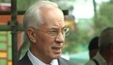 Азаров попал на специальный рынок: "Здесь капуста по 80 копеек, а огурцы по гривне!"