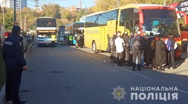 Паломники-хасиди організовано залишають Умань, - поліція 05