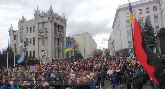 Учасники віче проти капітуляції прийшли під Офіс Президента 12
