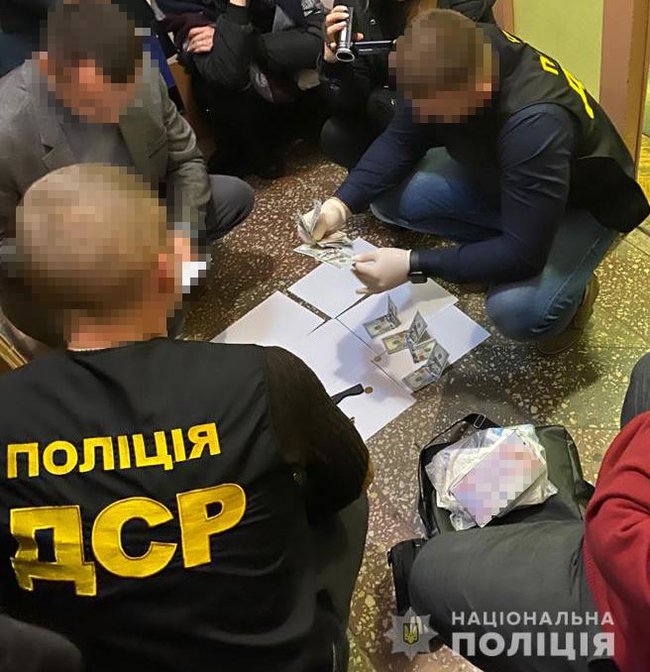 На хабарі $4 тис. затримано чиновника Тернопільської райдержадміністрації, - Нацполіція 01