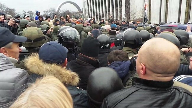 Автомобіль зі Саакашвілі заблоковано, поліція спробувала прорватися, але безуспішно, застосовується газ 14