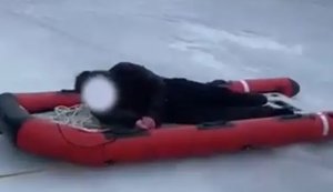 У Києві двоє людей провалилися під кригу на річці Десенка: вдалось врятувати підлітка, ще одну людину шукають. ВIДЕО