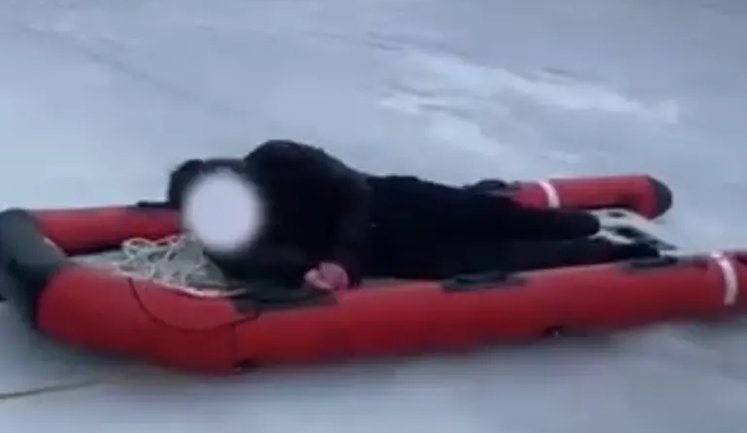 У Києві двоє людей провалилися під кригу на річці Десенка: вдалось врятувати підлітка, ще одну людину шукають. ВIДЕО