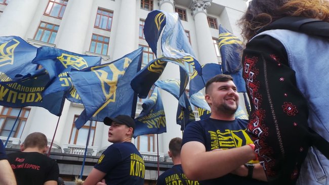 Поговори з тими, кого ти вбив, х#йло!: националисты пикетируют ОП с требованием ареста российской агентуры в Украине и перекрытия границы с РФ 06