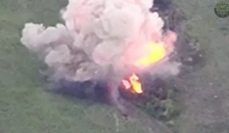 Вражеская "Буханка" с боеприпасами исчезла в столбе огня и дыма после попадания украинского дрона. ВИДЕО