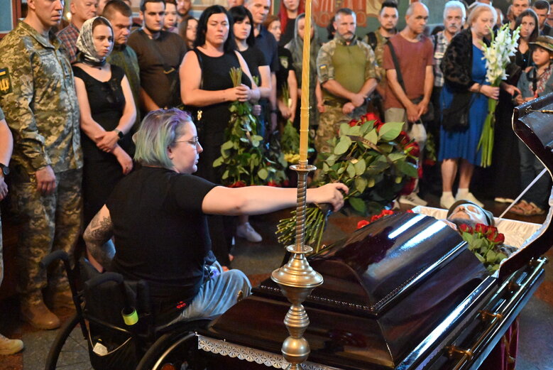 Із загиблим сержантом 68-ї ОЄБр Антоном Усовським попрощалися у Михайлівському Соборі 25