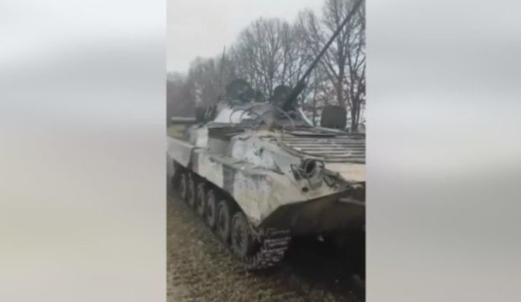 В Черниговской области местные жители нашли оставленную врагом технику и передали ее военным. ВИДЕО