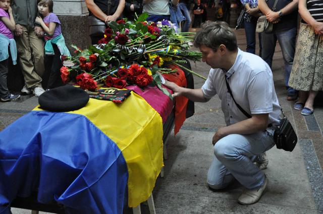 Kyiv residents, friends, comrades bid their farewells to killed Donbas veteran Valentyn Hontar at Maidan Nezalezhnosti 05