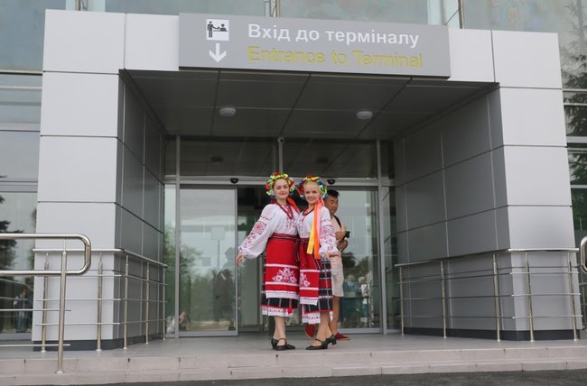 Аэропорт Полтава впервые после ремонта принял пассажирский рейс 04