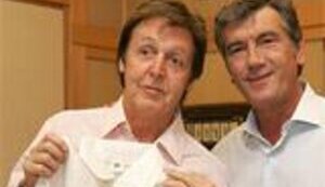 Ющенко подарил Маккартни вышиванку и фотоальбом об Украине. ФОТОрепортаж.