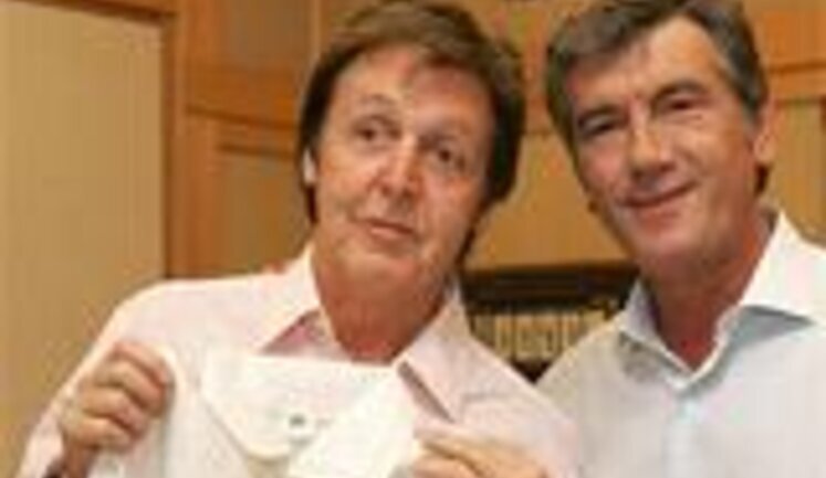 Ющенко подарил Маккартни вышиванку и фотоальбом об Украине. ФОТОрепортаж.