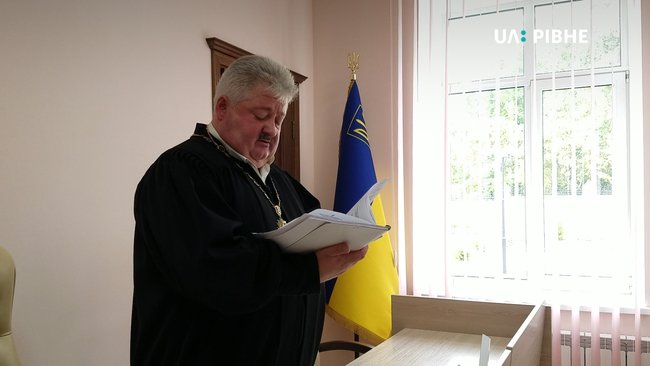 Апелляционный суд оправдал 16-летнюю Дарью Коцюрубу, которая вышла с плакатом за импичмент Зеленского 01