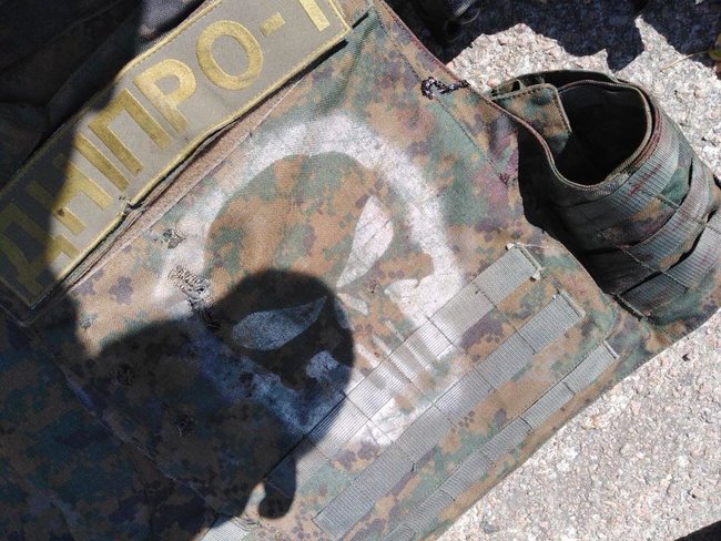 Пули в бронежилет и в приклад автомата. Они и спасли: жизни раненных в Марьинке полицейских ничего не угрожает, - МВД 06