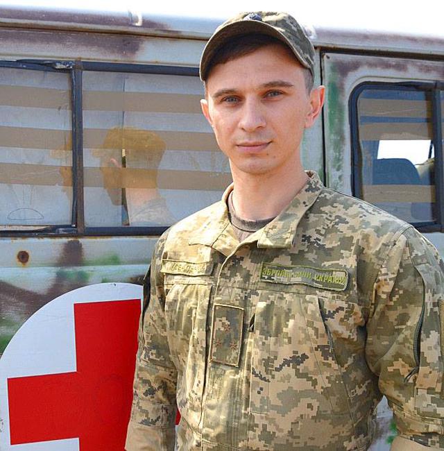 Двух раненных в зоне АТО украинских военнослужащих эвакуировали вертолетом в военный госпиталь Днепра 03