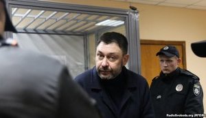 Прокуроры зачитали 34 из 79 страниц обвинительного акта на суде по делу российского пропагандиста Вышинского