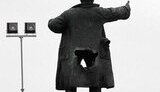 В Питере Ленину взрывом продырявили причинное место. ФОТО.