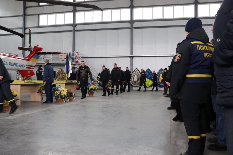 У Ніжині попрощалися з екіпажем, який загинув у авіакатастрофі в Броварах 03