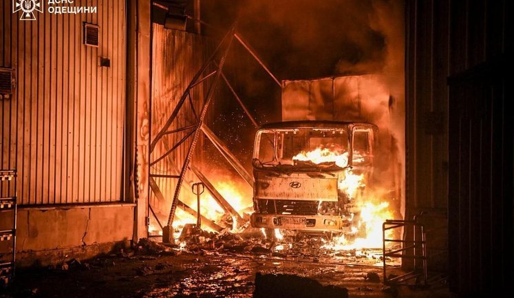 Россияне нанесли удар по Одессе: загорелся склад. ВИДЕО+ФОТО