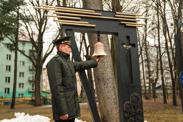 Дзвін Пам’яті загиблих воїнів відкрили в Івано-Франківську 01