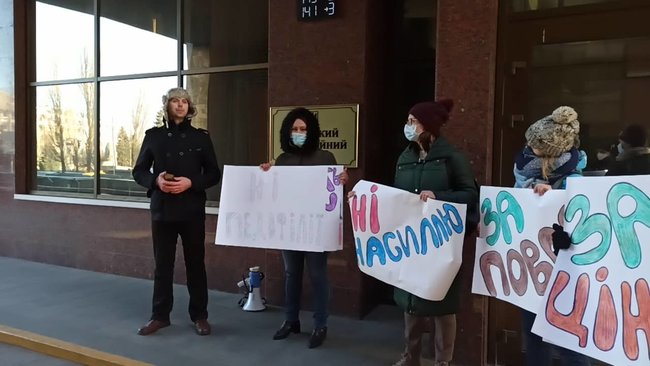 Суд рассматривает апелляцию на арест подозреваемого в развращении несовершеннолетних фотографа Ктиторчука. Под зданием суда проходит акция протеста 04