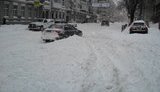 Последствия снежной бури в столице: брошенные посреди дороги машины и пустые полки в супермаркетах. ФОТОрепортаж