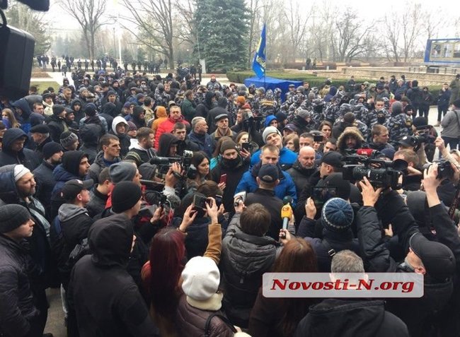 Мітинг за відставку губернатора Савченка в Миколаєві: будівлю облради охороняють сотні силовиків, азовці пройшли всередину, почалися сутички 22