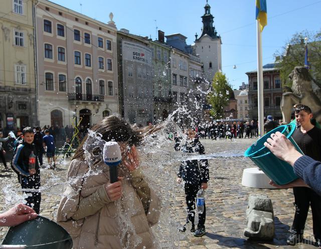 Wet Monday in Lviv: water battles on Ploshcha Rynok 07