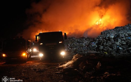 Пожежа виникла на сміттєвому полігоні у Закарпатській області, - ДСНС. ФОТОрепортаж
