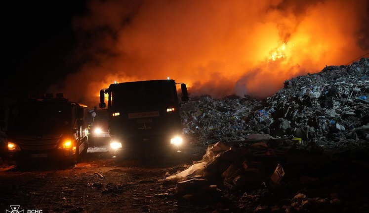 Пожежа виникла на сміттєвому полігоні у Закарпатській області, - ДСНС. ФОТОрепортаж