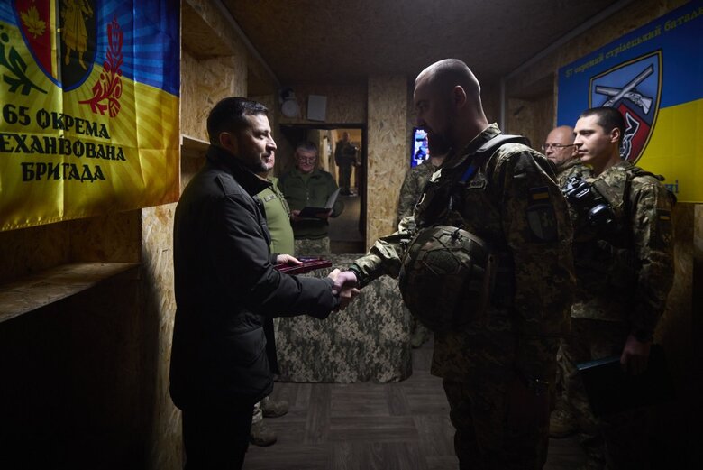 Володимир Зеленський нагородив воїнів 65-ї ОМБр за подвиги в обороні Запоріжжя