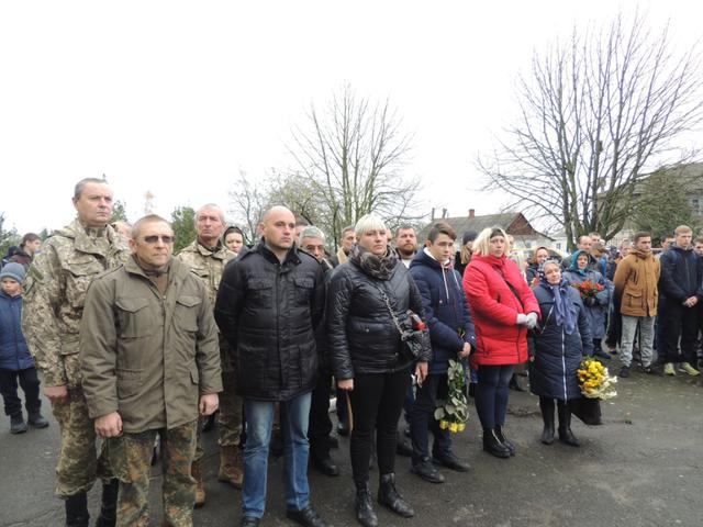 Меморіальну дошку загиблому на Донеччині військовослужбовцеві Миколі Сaюку відкрили на Рівненщині 03