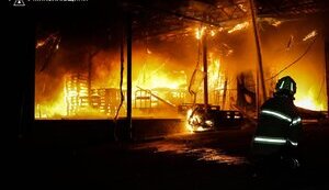 Рятувальники ліквідували масштабну пожежу в Миколаєві після удару невідомого дрона. ФОТОрепортаж