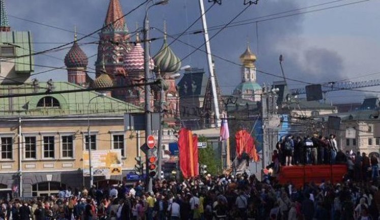 Крупнейший в истории России парад 9 мая проходит в дыму пожара и без мировых лидеров. ФОТО