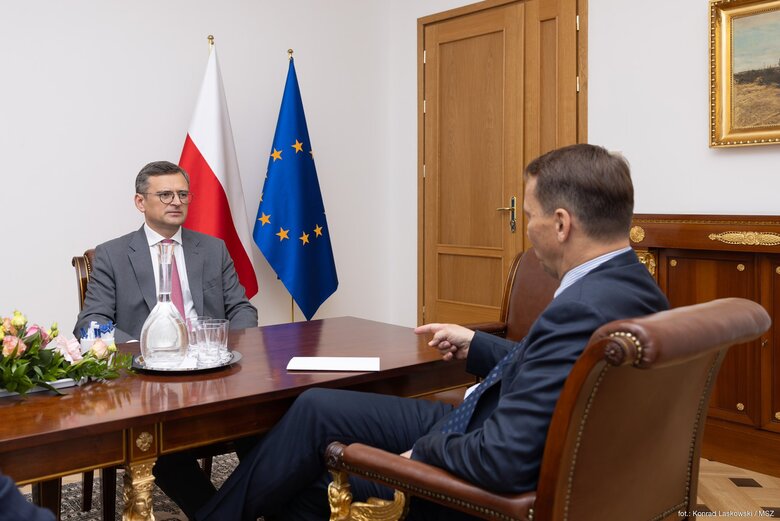 Кулеба зустрівся із Сікорським: обговорили вступ України в ЄС та військову допомогу