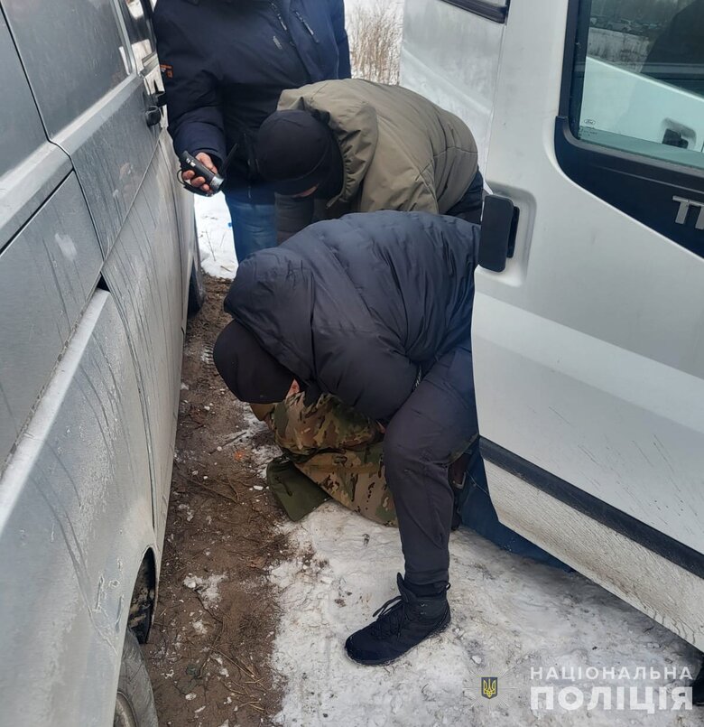 У Києві викрито чоловіка та жінку, які продавали авто, ввезені для ЗСУ