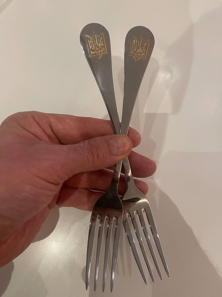 Російські окупанти вкрали в Україні виделки та привезли колаборанту Царьову. Він похвалився краденим 01