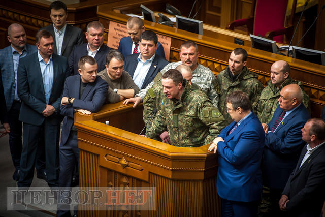 Як минув день у Раді: правоохоронці в сесійній залі, Фейсбук Литвина і Савченко, яка затрималася після засідання 10 Як минув день у Раді: правоохоронці в сесійній залі, Фейсбук Литвина і Савченко, яка затрималася після засідання 10