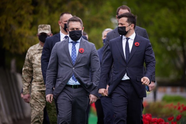 Зеленский и послы стран G7 и ЕС на Луганщине почтили память погибших в годы Второй мировой войны 07 Зеленский и послы стран G7 и ЕС на Луганщине почтили память погибших в годы Второй мировой войны 07