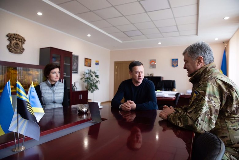 Порошенко привіз захисникам Краматорська бронежилети та кевларові шоломи 08