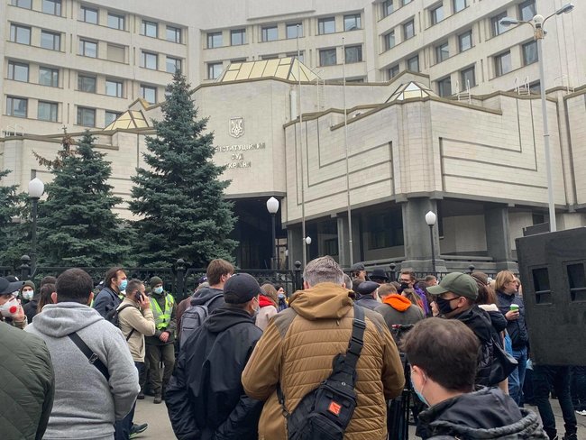 Під КС триває акція протесту Відправимо суддів-зрадників до Ростова у звязку з рішенням Суду скасувати низку антикорупційних норм 09 Під КС триває акція протесту Відправимо суддів-зрадників до Ростова у звязку з рішенням Суду скасувати низку антикорупційних норм 09