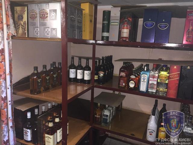 Налоговики ликвидировали незаконный склад алкоголя в Киеве 12