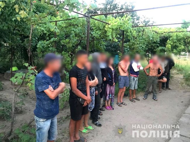 13 человек освободили из трудового рабства не Херсонщине: Люди по 15 часов ежедневно работали на полях местных фермеров 01