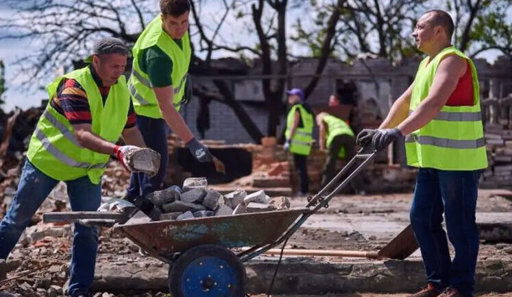 Кабмін підвищив оплату суспільно корисних робіт на прифронтових територіях до 16 000 гривень