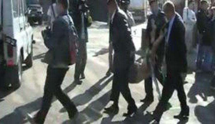 Голых "Femen" милиция не пустила к Платини на НСК "Олимпийский". ВИДЕО.