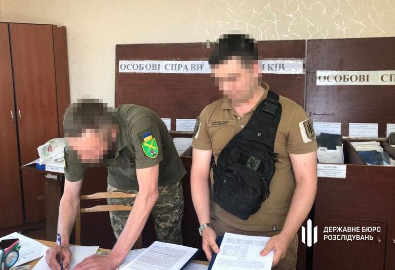 Посадовця одного з військкоматів Київщини підозрюють в організації виїзду ухилянтів за кордон, - ДБР 01